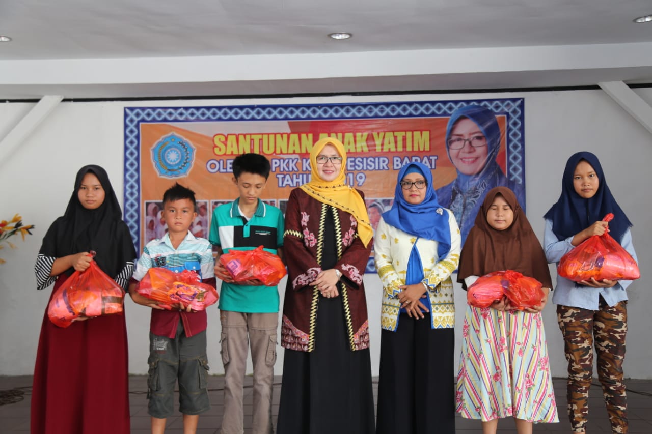 Ketua TP PKK Kabupaten Pesisir Barat Hj. Septi Istiqlal Berikan Santunan dan Sembako Kepada 200 Anak Yatim