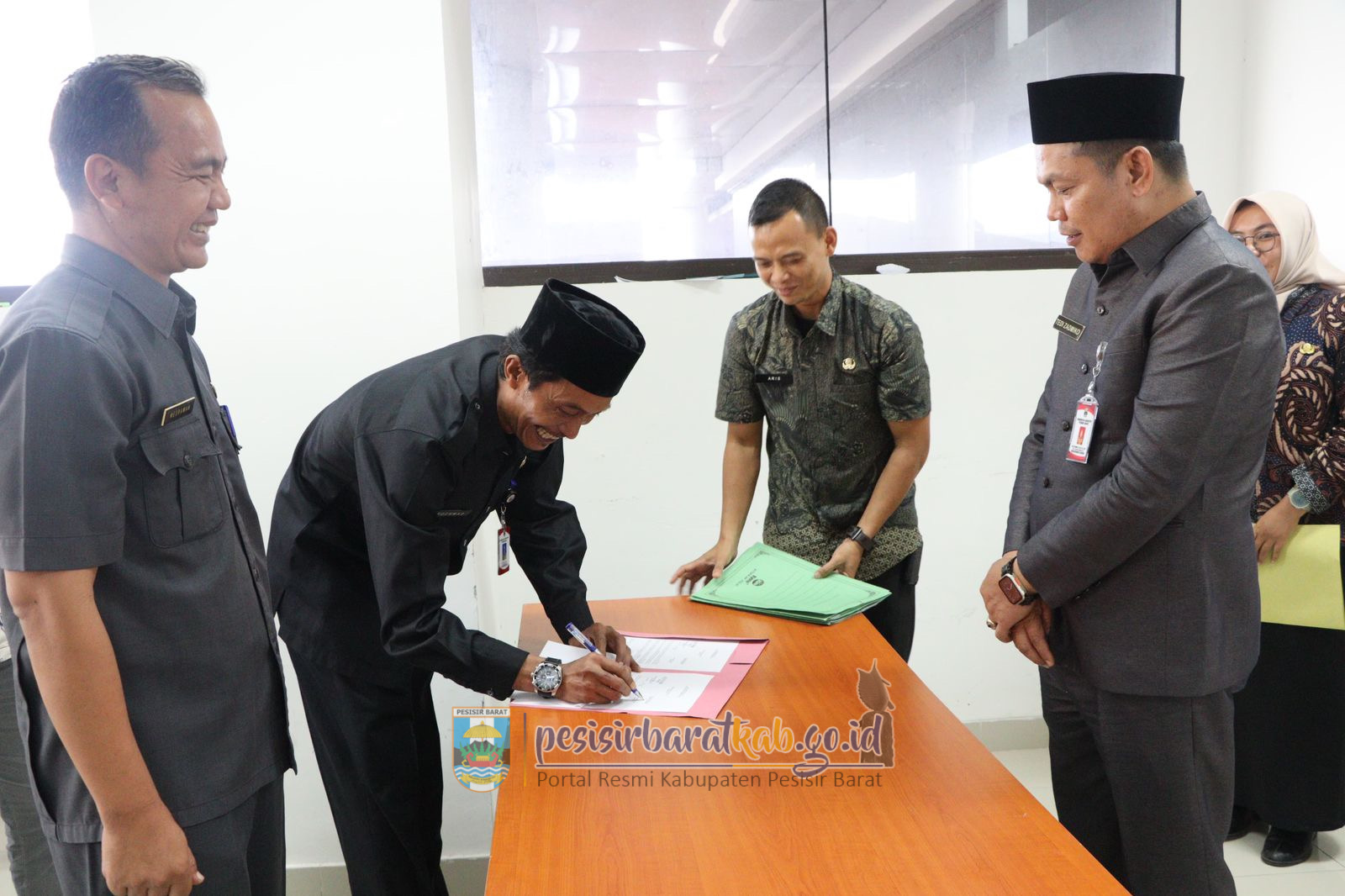 Tualet devori orqali rus porno Prezervativ bilan er-xotin jinsiy aloqa video