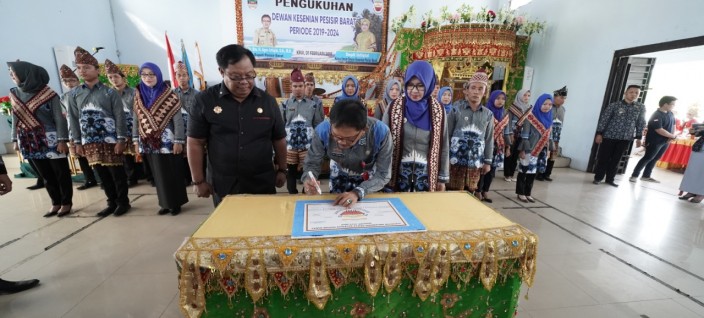 Bupati Pesisir Barat Melantik 32 Dewan Kesenian Periode 2019-2024