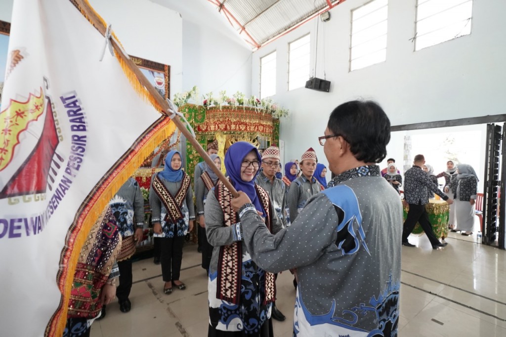 Bupati Pesisir Barat Melantik 32 Dewan Kesenian Periode 2019-2024