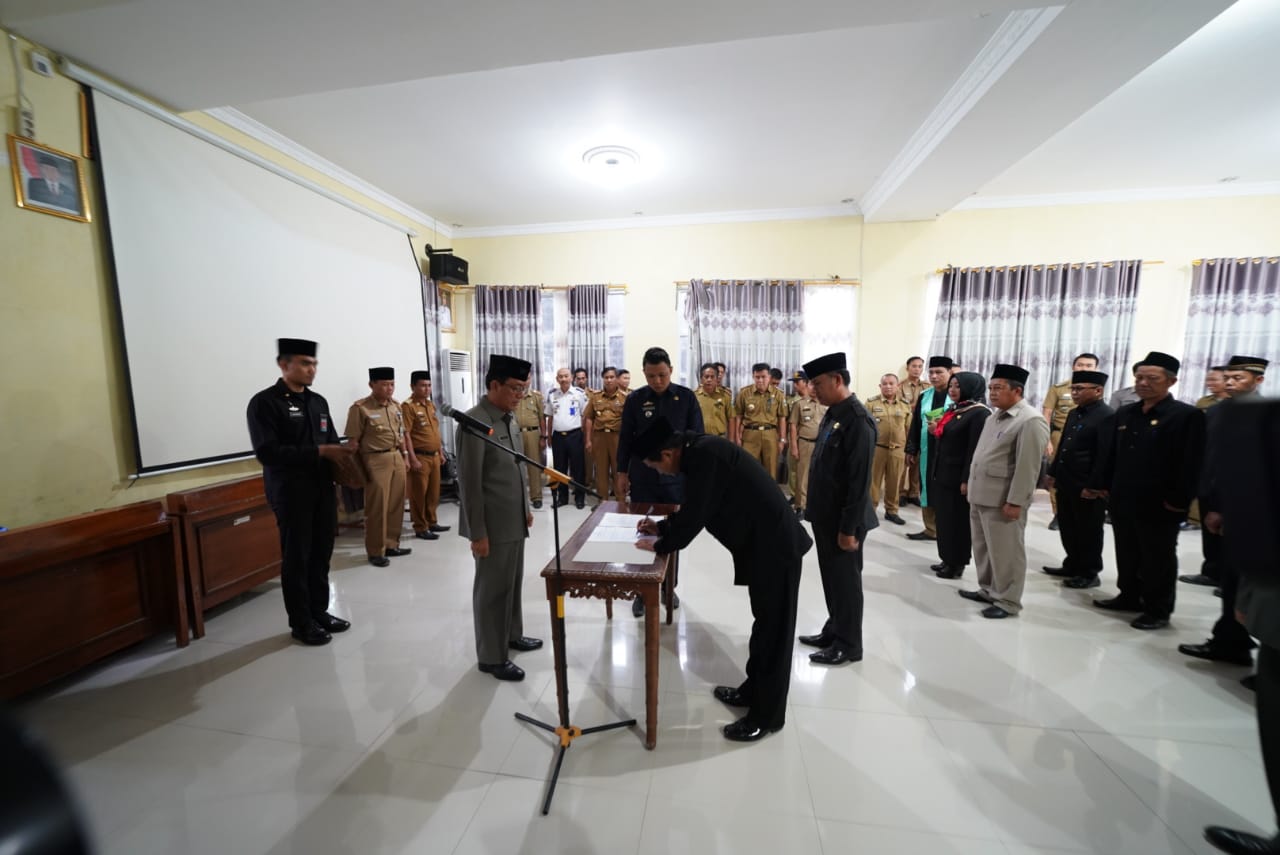 Pemerintah Kabupaten Pesisir Barat Melantik 16 Pejabat Administrator dan 9 Pejabat Pengawas Pemerintah Kabupaten Pesisir Barat Melantik 16 Pejabat Administrator dan 9 Pejabat Pengawas