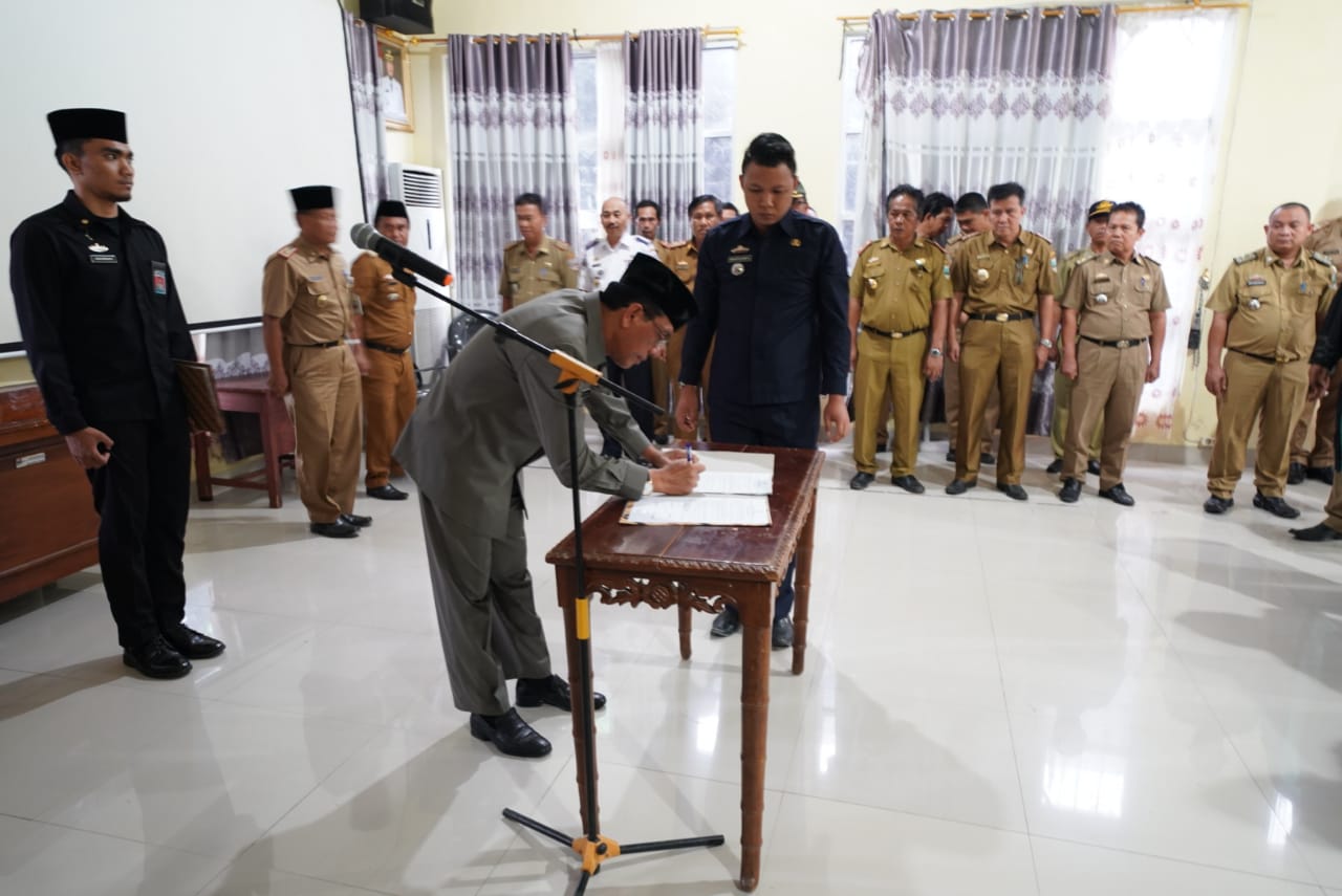 Pemerintah Kabupaten Pesisir Barat Melantik 16 Pejabat Administrator dan 9 Pejabat Pengawas Pemerintah Kabupaten Pesisir Barat Melantik 16 Pejabat Administrator dan 9 Pejabat Pengawas