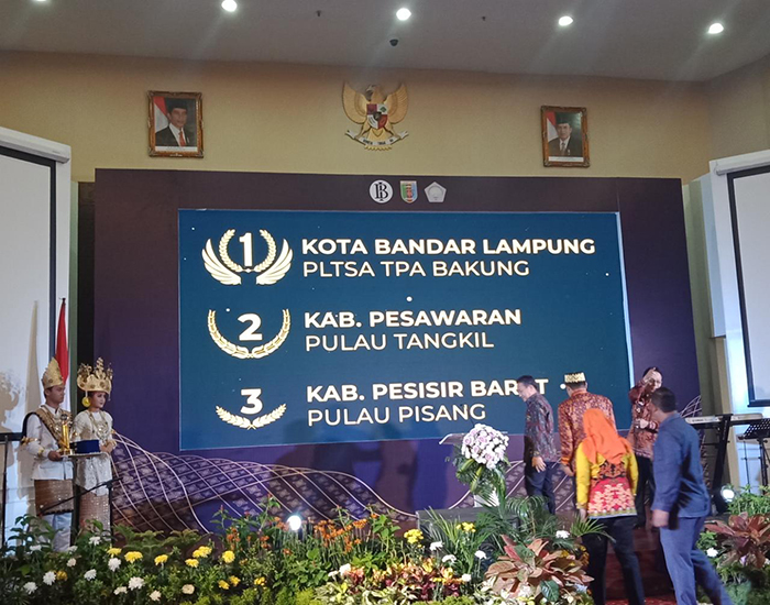 Pesisir Barat Raih Penghargaan Forum Investasi Lampung (FOILA) Tahun 2018 Pesisir Barat Raih Penghargaan Forum Investasi Lampung (FOILA) Tahun 2018